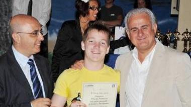 <b>I protagonisti.</b> Da sx in senso orario Ghelardini, Valori, Mangifesta, Tronieri e Filippo Signorini con Filucchi e il direttore del Tirreno Bernabò alla festa degli Oscar ai Canottieri