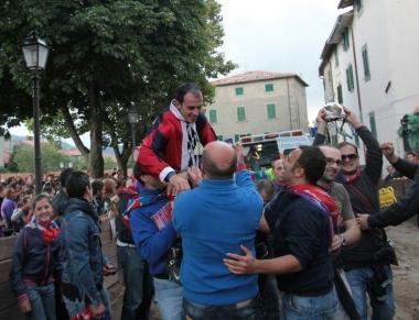 <b>LA CORSA</b> Zedde portato in trionfo dai contradaioli del Monumento, il momento della caduta di Mureddu e larrivo vittorioso di Gingillo al traguardo      
