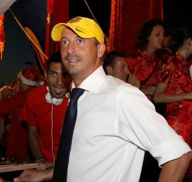Alessandro Santini presidente della Fondazione Carnevale A destra un carro 