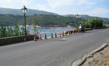 Il muretto abbattuto sulla strada provinciale tra Porto Azzurro e Mola