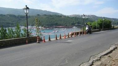 Il muretto abbattuto sulla strada provinciale tra Porto Azzurro e Mola
