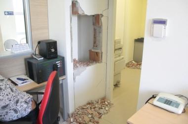 Il buco fatto nel muro dai malviventi: hanno scavato 18 centimetri