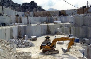 Operai al lavoro in una cava di marmo Continua la crisi del lapideo 