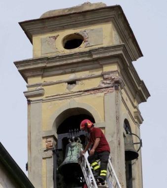I vigili del fuoco al lavoro sul campanile 