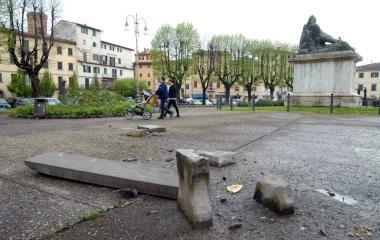 Panchina distrutta dai vandali in piazza S. Francesco 