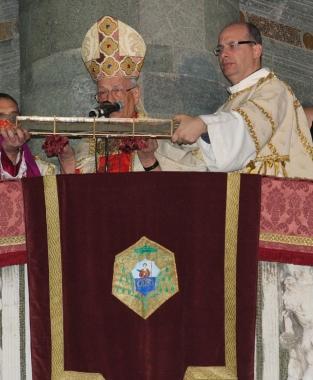A sinistra lOstensione della Sacra Cintola con il cardinale Piovanelli e unimmagine della folla in piazza del Duomo Sopra, sfilano due dame    