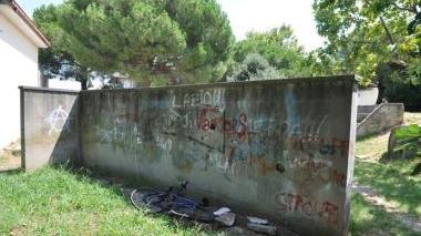 L'erba alta nasconde i giochi per i piccoli