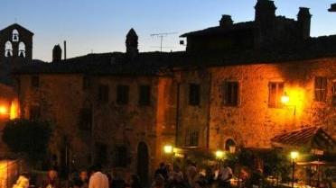 Cena nel piccolo borgo