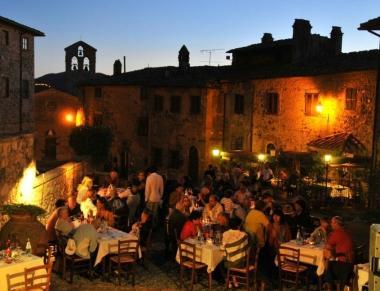 La piazza di Querceto 