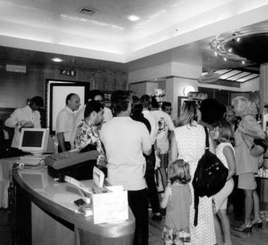 <b>IN CODA.</b> In una farmacia in attesa delle medicine 