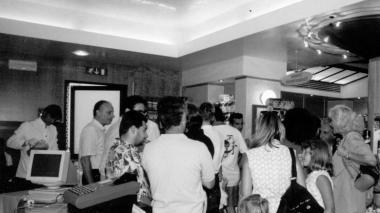 <b>IN CODA.</b> In una farmacia in attesa delle medicine