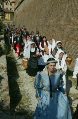 Si esibisce il gruppo della Livornina