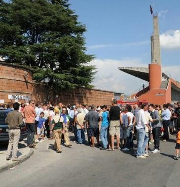Per evitare lunghe code alla biglietteria labbonamento alla Lucchese &egrave; conveniente 