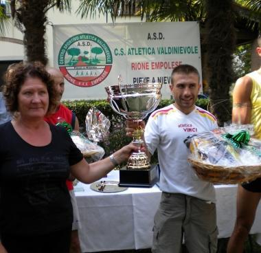 Alessandro Calzolai riceve il trofeo Ivo Rastelli 