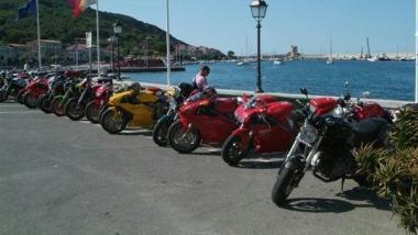 Ducati parcheggiate sul lungomare delle Ghiaie