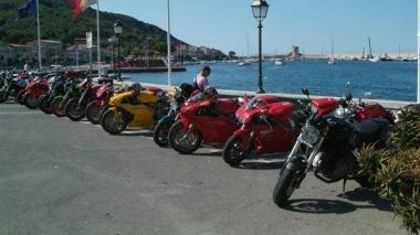 Ducati parcheggiate sul lungomare delle Ghiaie