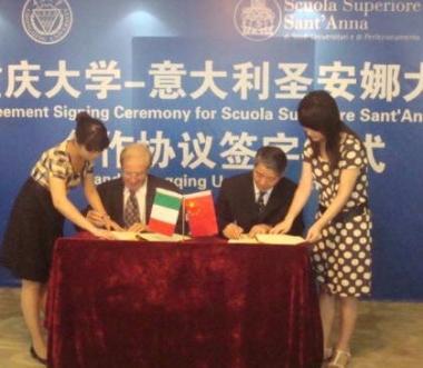 La firma dellaccordo a Chongqing 