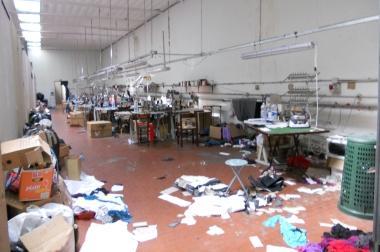 Una delle confezioni sequestrate in via Roncioni dalla polizia municipale 