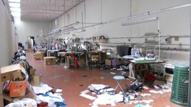 Una delle confezioni sequestrate in via Roncioni dalla polizia municipale