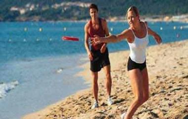 <b>IN SPIAGGIA.</b> Un lancio di frisbee 