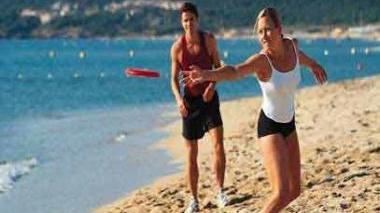 <b>IN SPIAGGIA.</b> Un lancio di frisbee