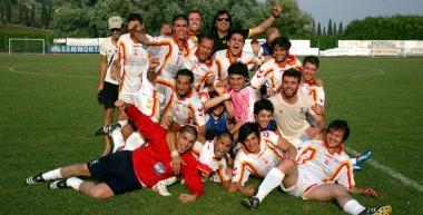 A sinistra lultima scena della stagione 2009/2010 della Terza Categoria: la festa del Vinci per la promozione A destra unazione della sfida (sempre della scorsa stagione) fra Cortenuova e Ponte a Cappiano 