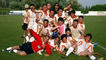 A sinistra l’ultima scena della stagione 2009/2010 della Terza Categoria: la festa del Vinci per la promozione A destra un’azione della sfida (sempre della scorsa stagione) fra Cortenuova e Ponte a Cappiano
