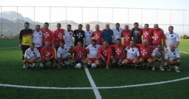 <b>KARPATOS</b> Sopra, i pisani e la squadra locale; a sinistra le famiglie- tifose    