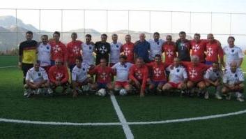 <b>KARPATOS</b> Sopra, i pisani e la squadra locale; a sinistra le famiglie- tifose