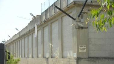 Il lenzuolo rimasto appeso alle mura del carcere dopo la fuga