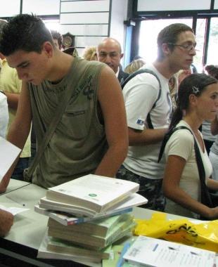 Sopra gli assessori comunale Fabiano Martinelli e Fortunata Dini