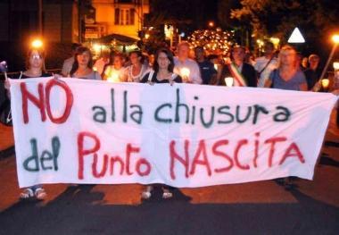 Una protesta delle mamme contro la chiusura del punto nascite allospedale SantAntonio Abate di Pontremoli e linterno del reparto maternit&agrave; 