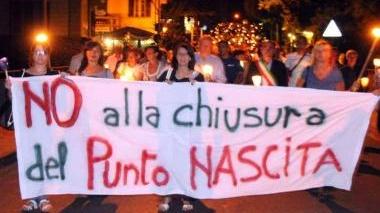 Una protesta delle mamme contro la chiusura del punto nascite all’ospedale Sant’Antonio Abate di Pontremoli e l’interno del reparto maternità