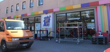 Si riparano i danni alla vetrina di Savi Shop dopo lassalto dei ladri 