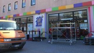Si riparano i danni alla vetrina di Savi Shop dopo l’assalto dei ladri