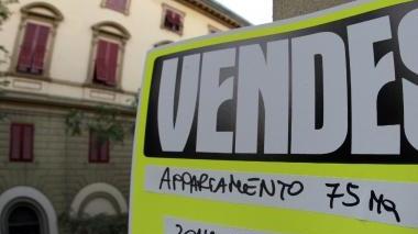 <b>VENDESI.</b> Il cartello che offre un appartamento in zona Stazione