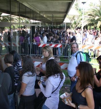 <b>IN FILA.</b> I candidati allingresso del palasport di Vittoria Apuana 