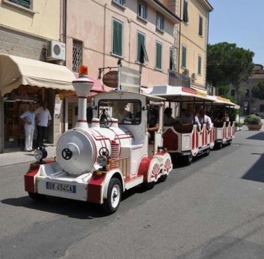 Bambini in asilo nido e il trenino navetta 