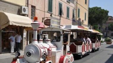 Bambini in asilo nido e il trenino navetta