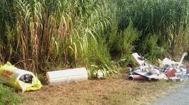 Sopra il bagno abbandonato sulla pista ciclabile, a destra l’autovelox danneggiato e sotto il sindaco di Montelupo Rossana Mori