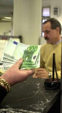 <strong>IN BANCA.</strong> Cliente paga alla cassa di un istituto bancario