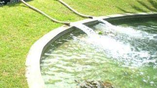 Una piscina mentre viene riempita d’acqua