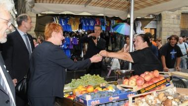 La presidente della Finlandia in piazza Scalpellini riceve in dono luva da Maria Grazia Betti e (destra) parla con Maria Carli (Vip) 