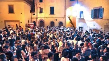 In alto la movida in piazzetta Romana durante il Pistoia Festival