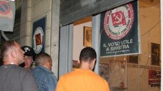 <b>VANDALI.</b> La porta della sede di Rifondazione