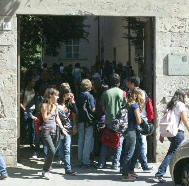 Studenti davanti a una scuola il giorno della prima campanella   