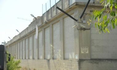 Il lenzuolo rimasto appeso alle mura del carcere dopo la fuga 