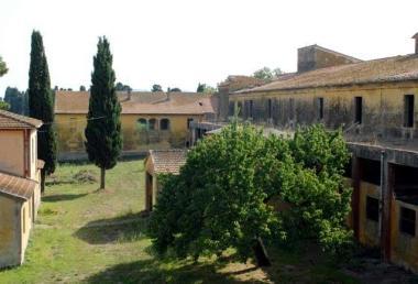Uno scorcio dellex fattoria di Poggio allAgnello 