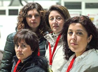 Sopra Gessica Beneforti segretaria provinciale della Cgil, a fianco alcune lavoratrici della azienda tessile K2 che ha chiuso i battenti  