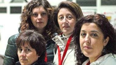Sopra Gessica Beneforti segretaria provinciale della Cgil, a fianco alcune lavoratrici della azienda tessile K2 che ha chiuso i battenti